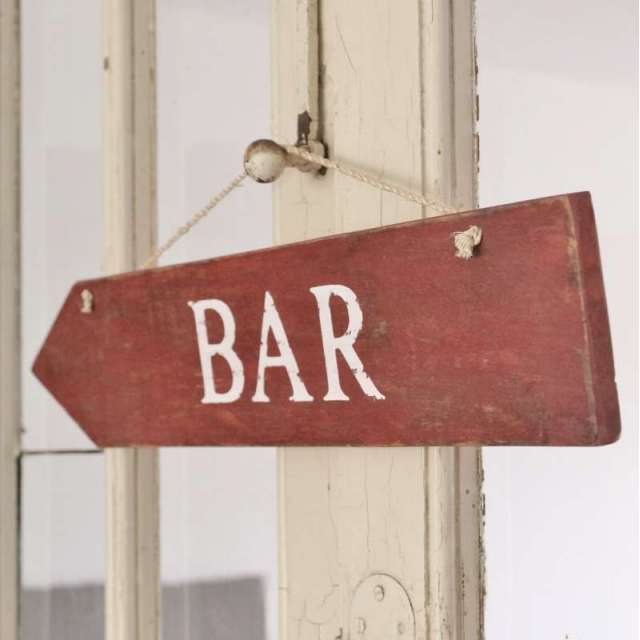 Plaque en Bois Rouge inscription Bar