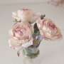 Bouquet de roses artificielles dans vase