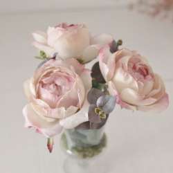 Bouquet de roses artificielles dans vase